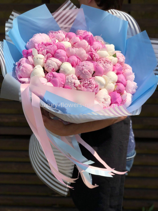 Микс белых и розовых пионов