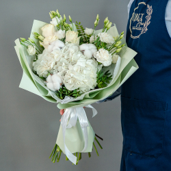 Белый букет с гоортензией и хлопком