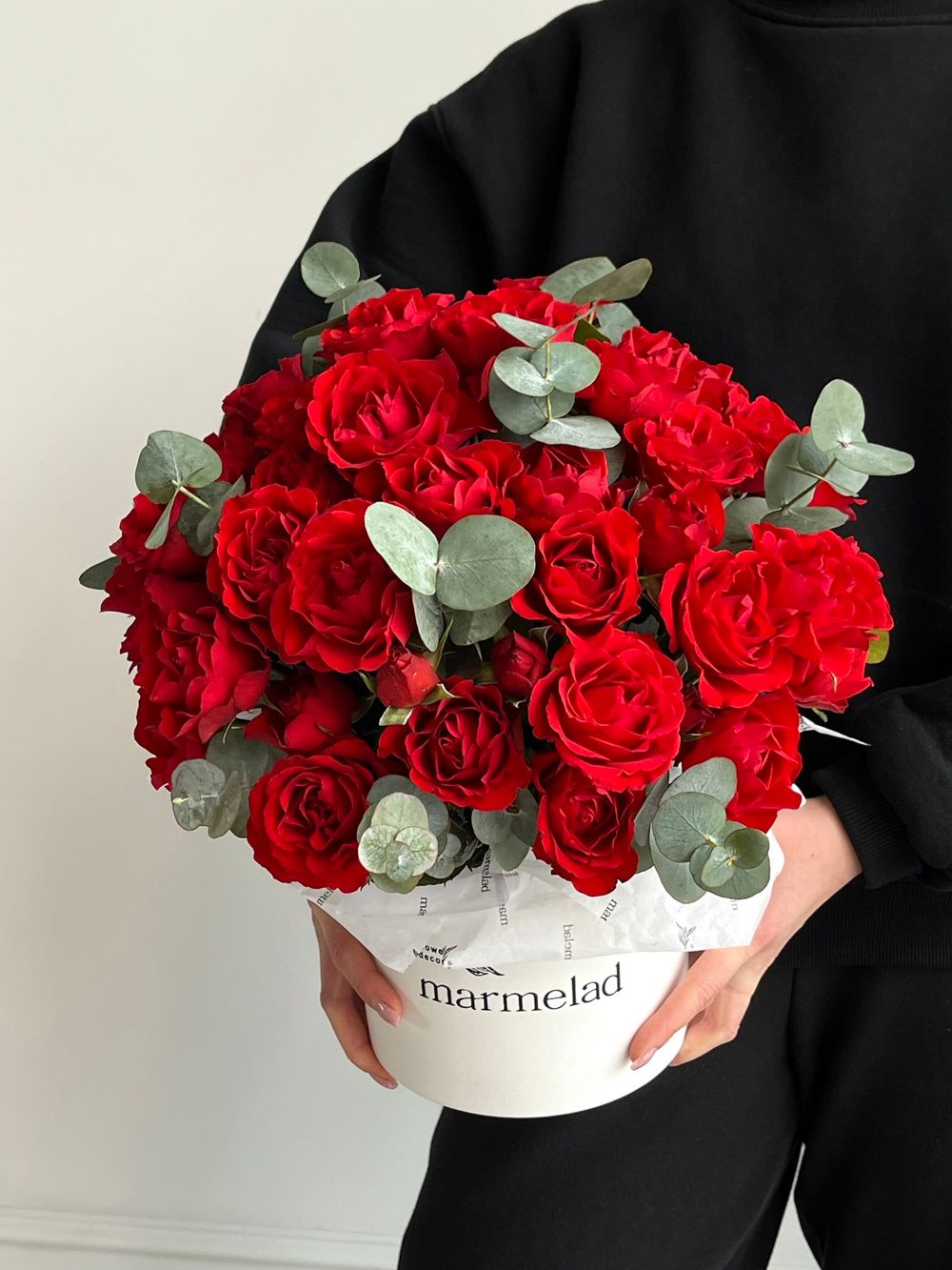 Цветочная коробка из красных кустовых роз и эвкалипта размер S