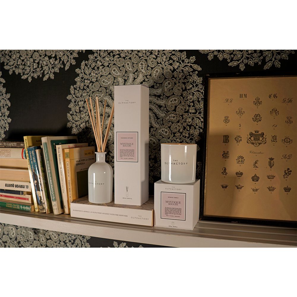 Свеча ароматическая The Olphactory, White Insignia, Mystique Boughs, 60 ч