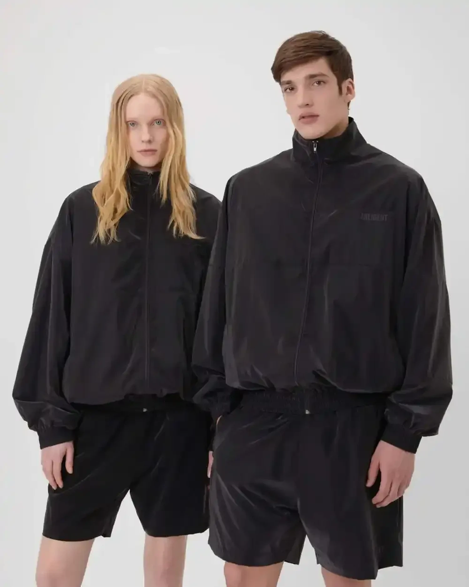 Бомбер-ветровка из нейлона