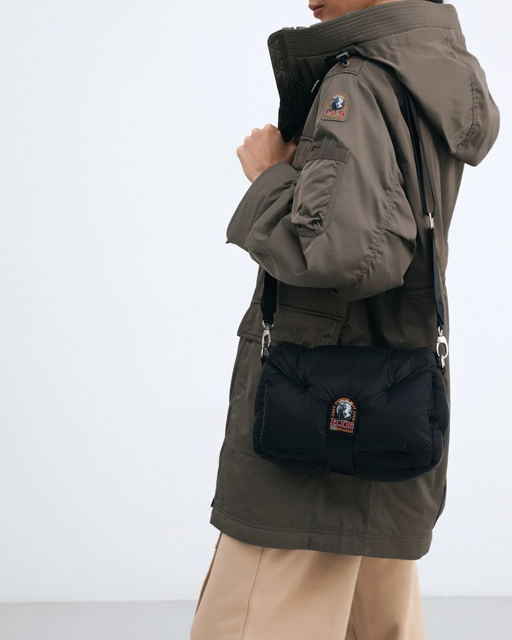 Сумка жен. Parajumpers Hollywood Baguette Bag 541 черная