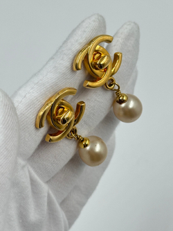 Клипсы с «жемчугом» и логотипом Chanel