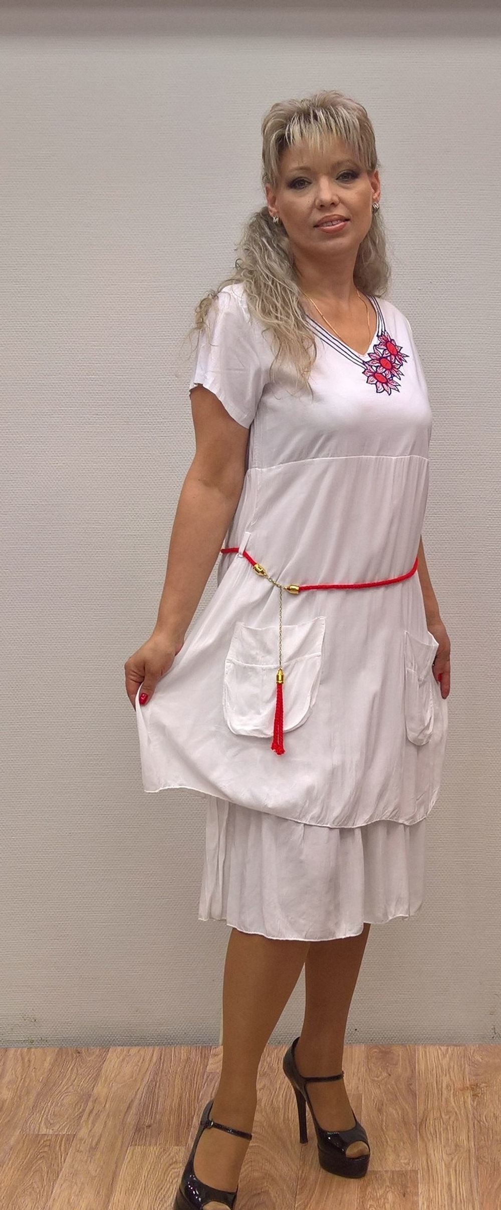 Оригинальное двойное белое платье с красным принтом.