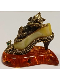 Бронзовая статуэтка на янтаре
