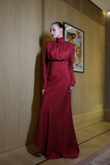 Платье со сборкой и шарфом