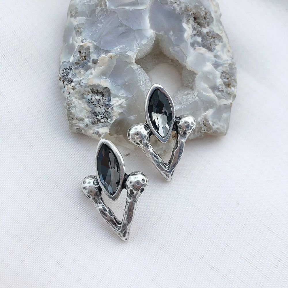 Серьги-ромбы из серых кристаллов.