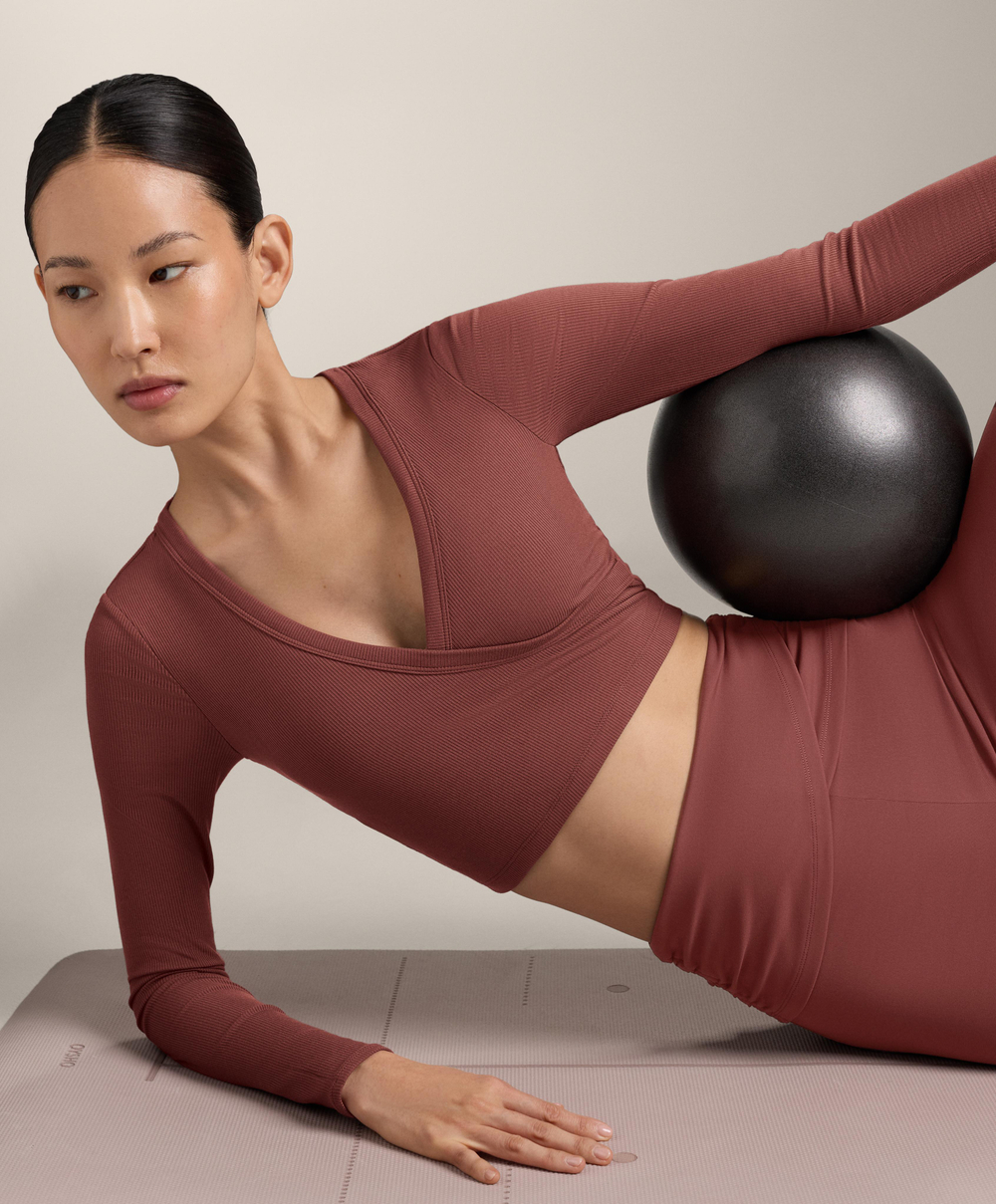 Oysho Топ Comfortlux с перекрестными деталями и длинными рукавами, линялый махагон