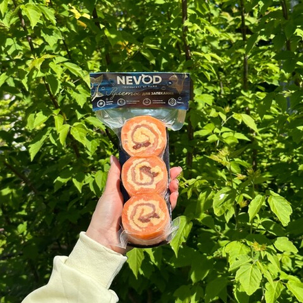 Рулеты из семги с сыром и вялеными томатами