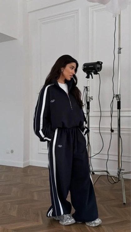 Костюм oversize с лампасами