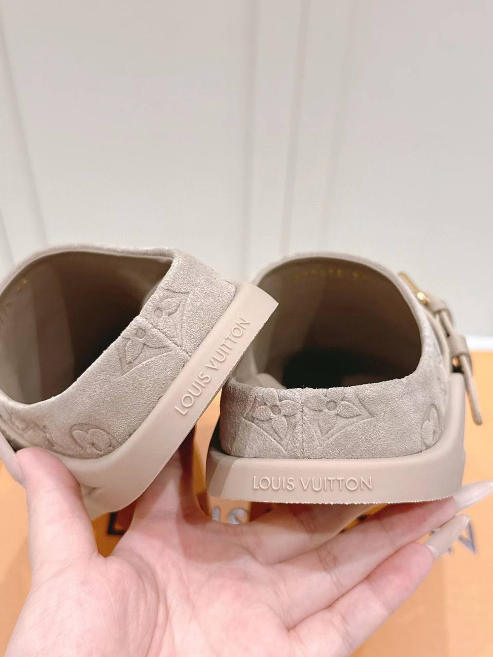Мюли женские Louis Vuitton замшевые в сером цвете