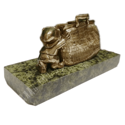 Гном с портфелем. Авторская скульптура. h=7.5 см. Бронза, литье, натуральный камень. XX век.