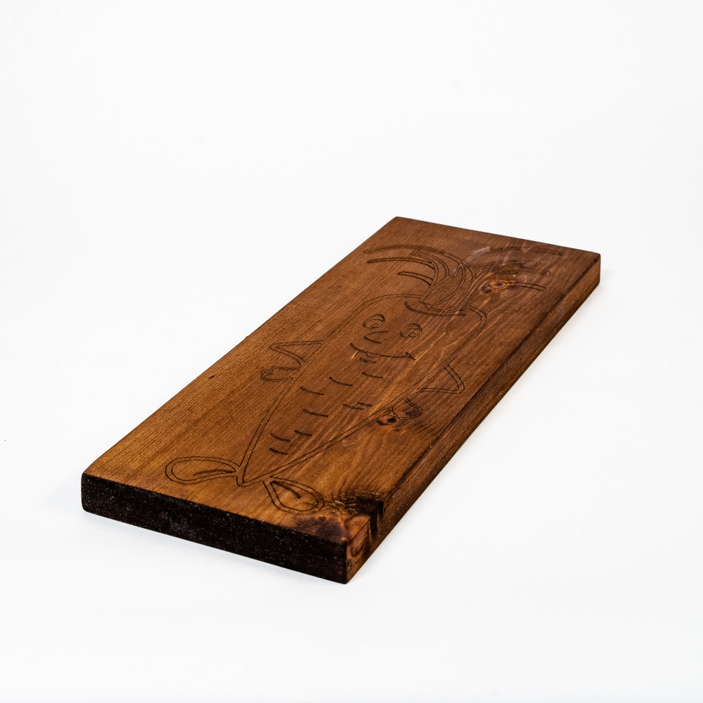 Деревянная разделочная доска из цельного куска древесины сибирского кедра для овощей с гравировкой "Веселая морковка" RD24