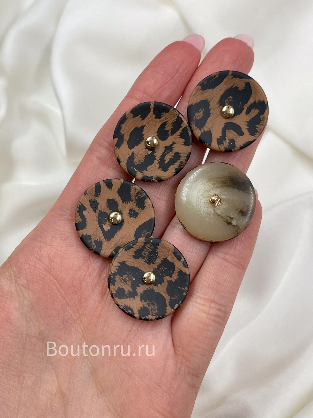 Пуговицы леопардовые на золотистой ножке