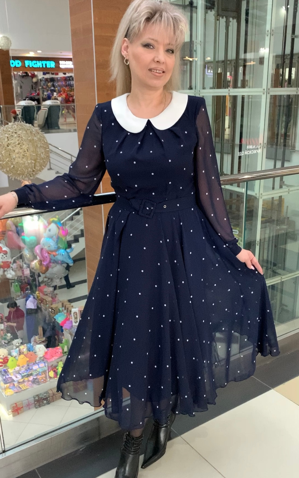 Нарядное платье с белым горошком и белым воротником