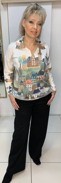 Джемпер с воротничком и оригинальным изображением города