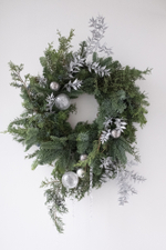 Рождественский венок с серебряным декором