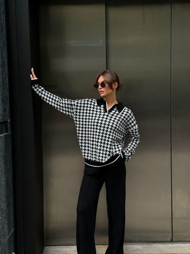 Костюм женский трикотажный черно-белого цвета