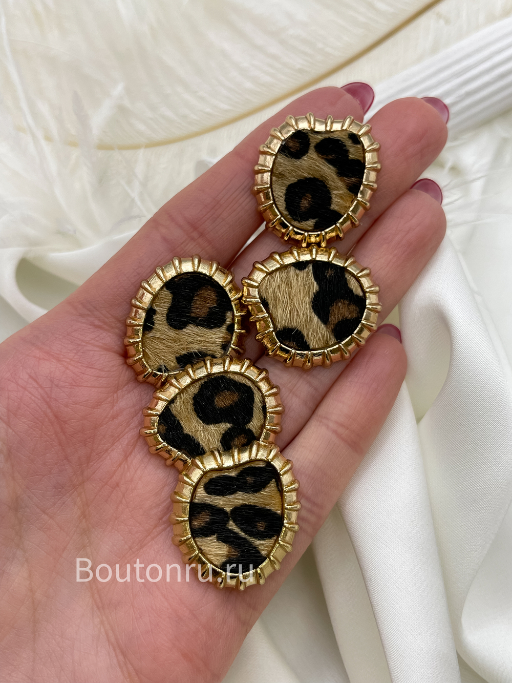 Пуговицы леопардовые пушистые в золотистом обрамлении
