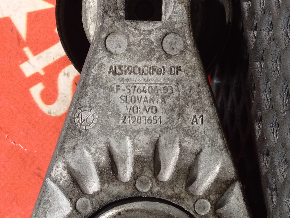 Ролик-натяжитель приводного ремня