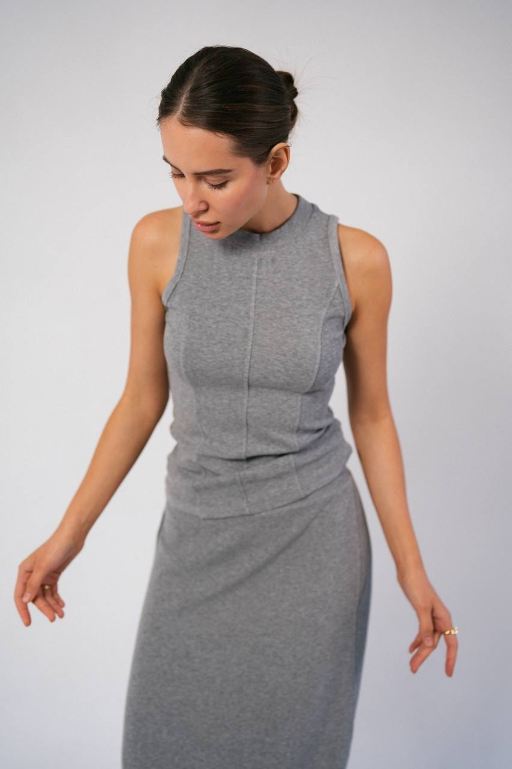 Базовый трикотажный топ из вискозы с вертикальными вытачками