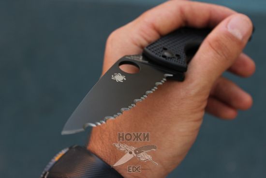 Складной нож Spyderco Tenacious Lightweight 122SBBK c клинком из стали 8Cr13MoV, рукоять FRN