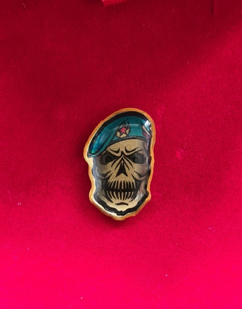 Значок мет. Череп в берете ВДВ на пимсе