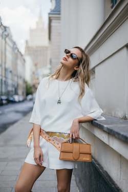 Базовая белая футболка, базовая футболка, белая футболка, базовая черная футболка, черная футболка, струящаяся футболка, оверсайз футболка, удлиненная футболка, шелковая футболка, стильная футболка, комфортная футболка, легкая футболка, модная футболка, практичная футболка, свободная футболка, женская домашняя одежда, соблазнительная домашняя одежда, домашняя одежда из шелка, универсальная футболка, элегантная футболка, расслабленная футболка, шикарная футболка, белая футболка, белая футболка оверсайз, женская футболка белая.