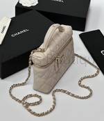 Молочная сумка Chanel прямоугольная с золотой фурнитурой