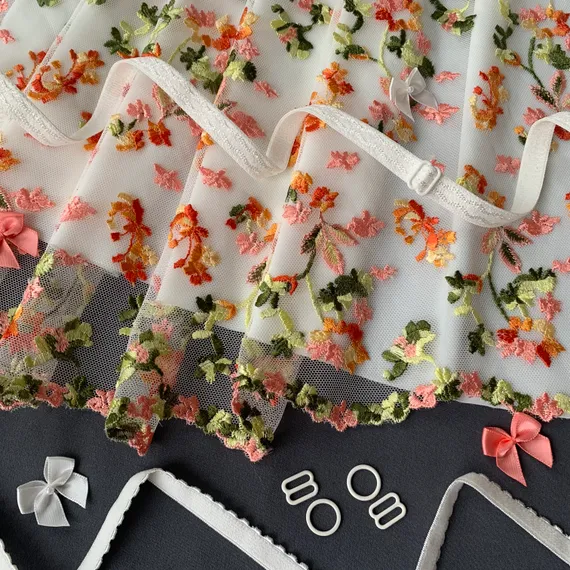 Вышивка на сетке летний сад 22 см