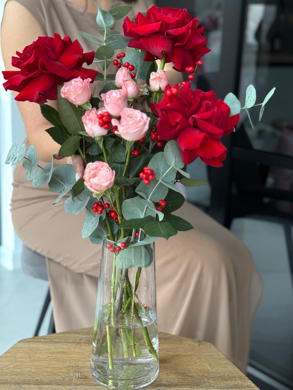 Композиция "Для Мамы" с красными французскими розами, пионовидными розами и илексом в вазе от Флора Маркет