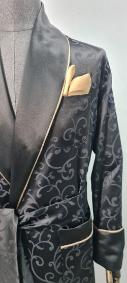 Халат из облегченного жаккарда с атласными бортами