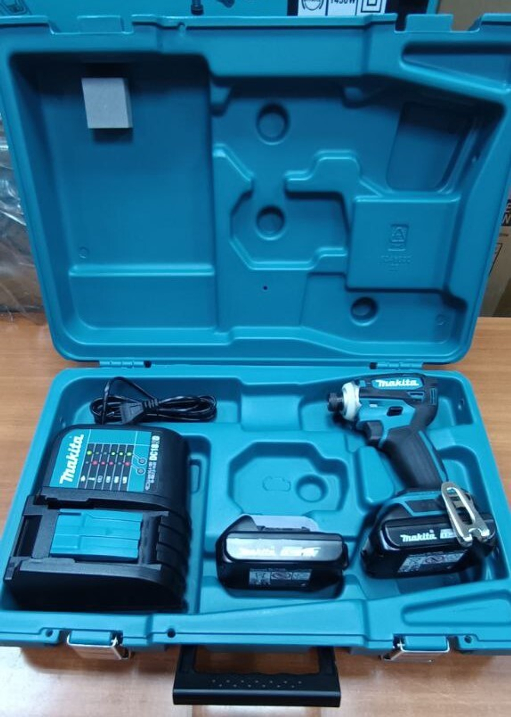 Аккумуляторный ударный шуруповерт Makita DTD172SYE