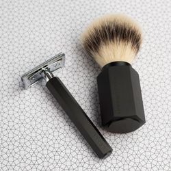Бритвенный набор MUEHLE HEXAGON, графит, барсучий ворс высшей категории Silvertip, Т-образная бритва (S 091 M HXG GRAPHITE)