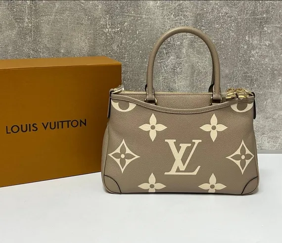 Сумка Louis Vuitton Trianon PM бежевый