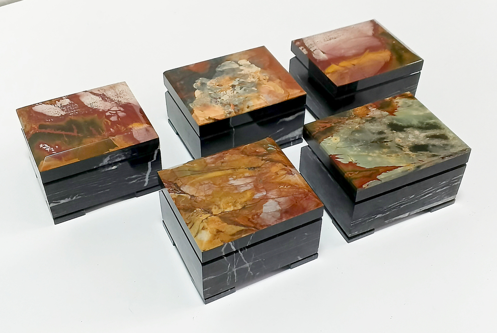 Шкатулка из яшмы и доломита 9-7-5.5см вес 470гр.