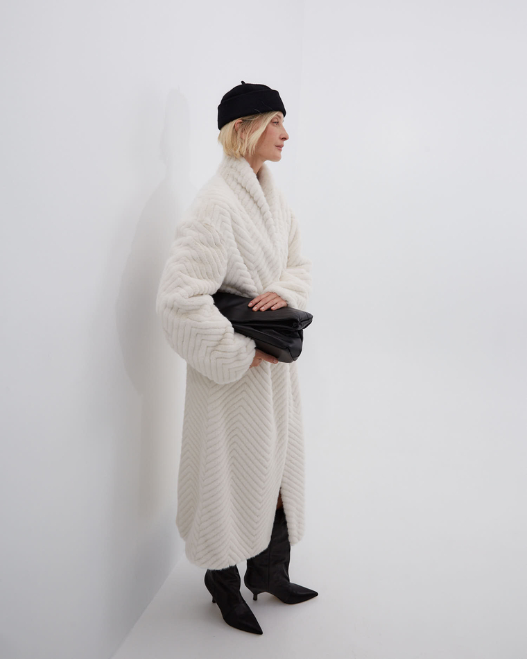 Шуба из искусственного меха норки зигзаг молочный