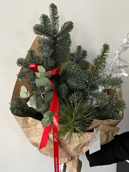 Букет из нобилиса, эвкалипта, кедра и заснеженной ветки