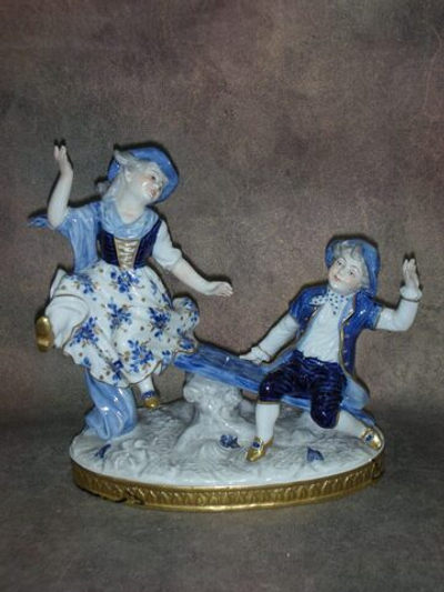 Статуэтка. Фарфор. Дети на качелях. Volkstedt. Германия