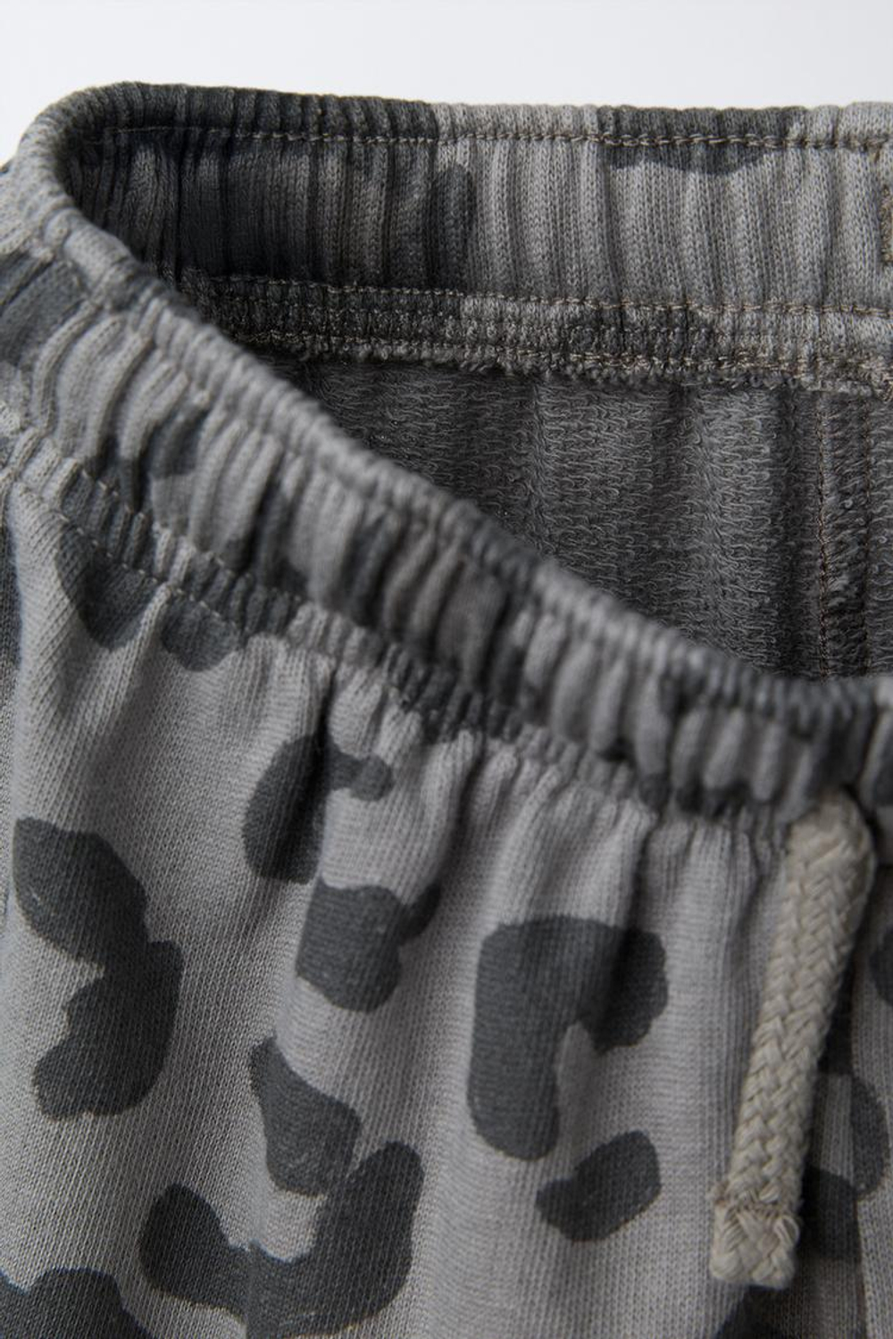 ZARA БРЮКИ STRAIGHT ИЗ МЯГКОЙ ТКАНИ С АНИМАЛИСТИЧЕСКИМ ПРИНТОМ, СЕРЫЙ