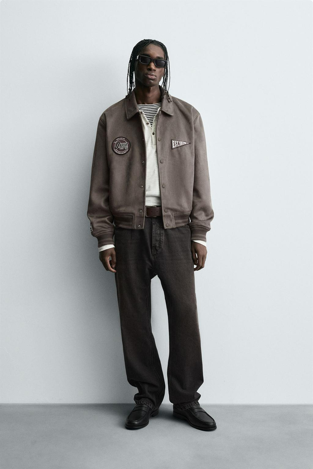 ZARA КУРТКА ИЗ ИСКУССТВЕННОЙ ЗАМШИ С НАШИВКАМИ И ВЫШИВКОЙ, СЕРО-КОРИЧНЕВЫЙ