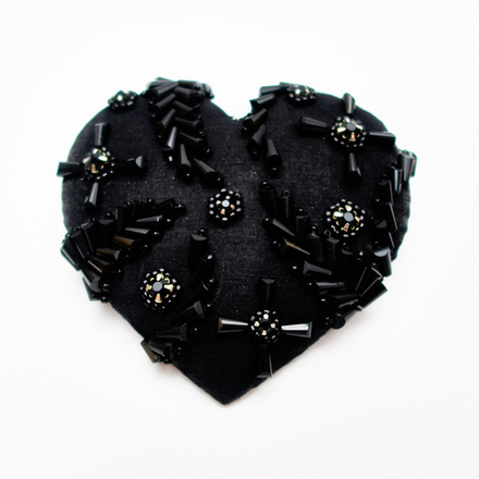Заколка-сердце с черным декором