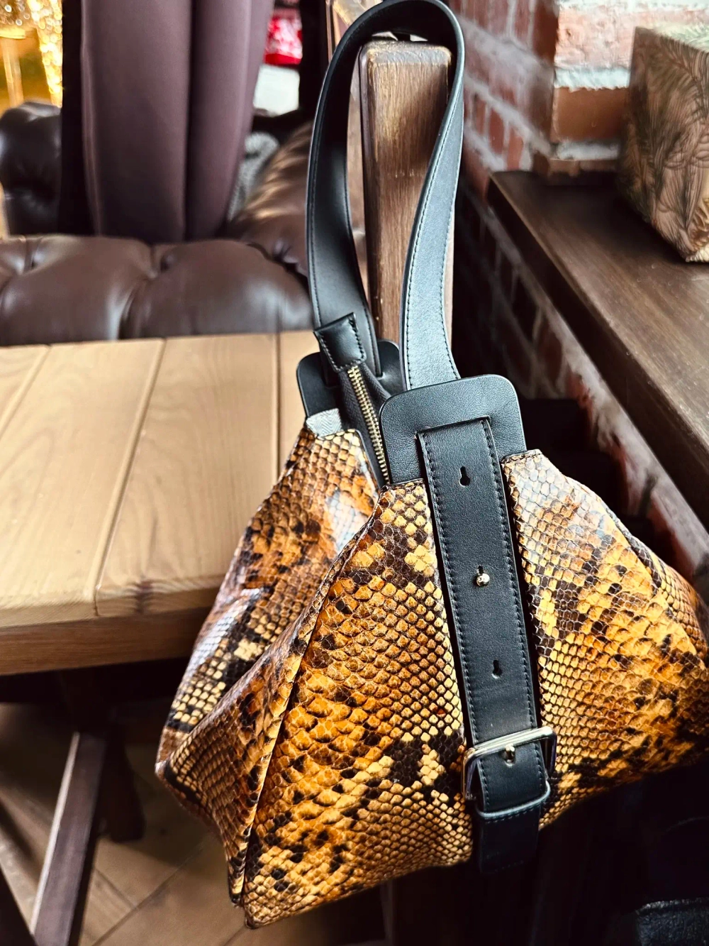 Женская рыжая сумка на плечо из натуральной кожи с тиснением питон
