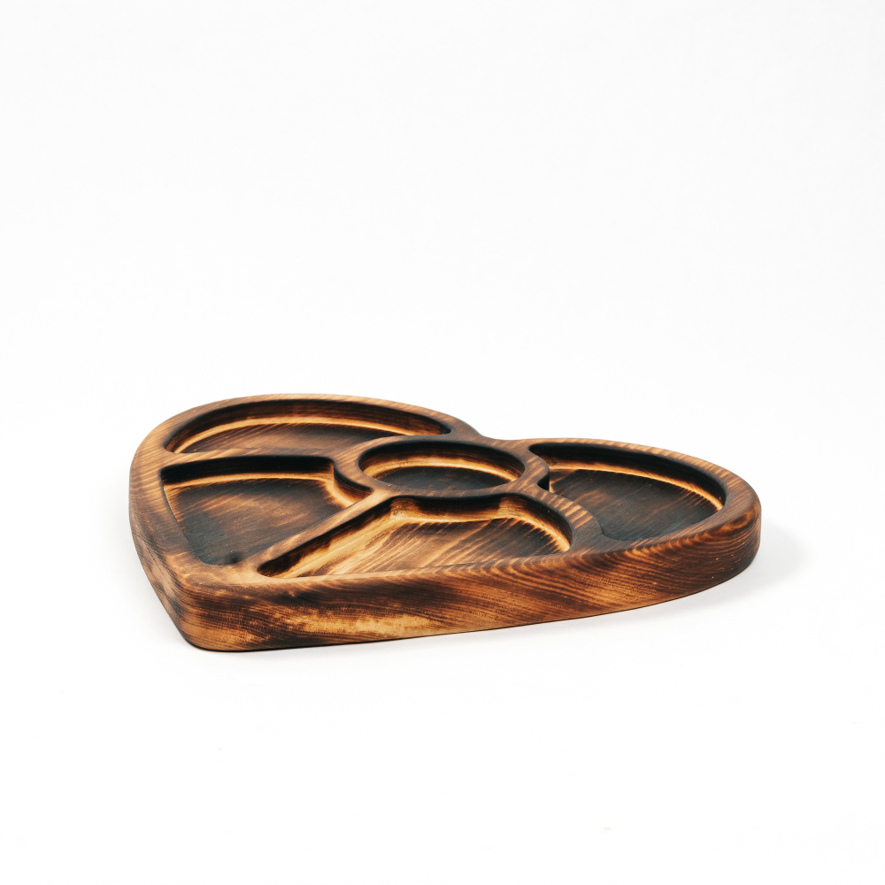 Деревянная менажница из кедра для подачи блюд и закусок "Сердце"
