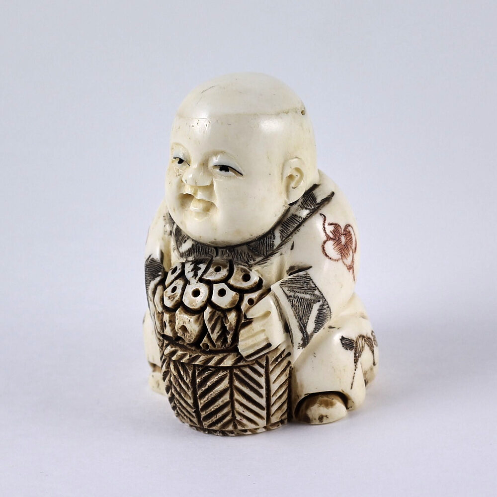 Нэцкэ Мальчик Карако с цветами