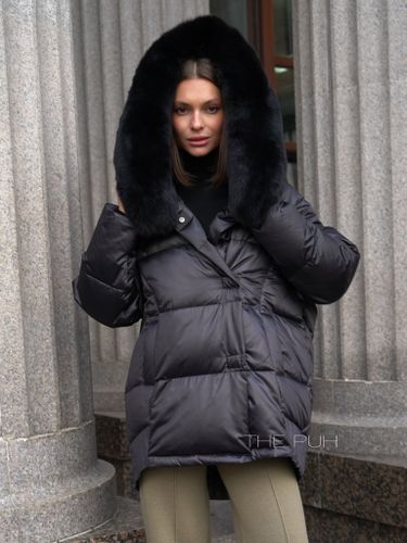 Черный пуховик с капюшоном и мехом песца
