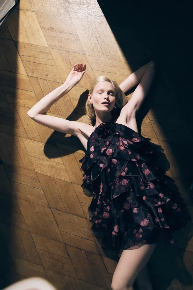 Dahlia, платье мини из бордовой органзы с цветочным принтом, с розой