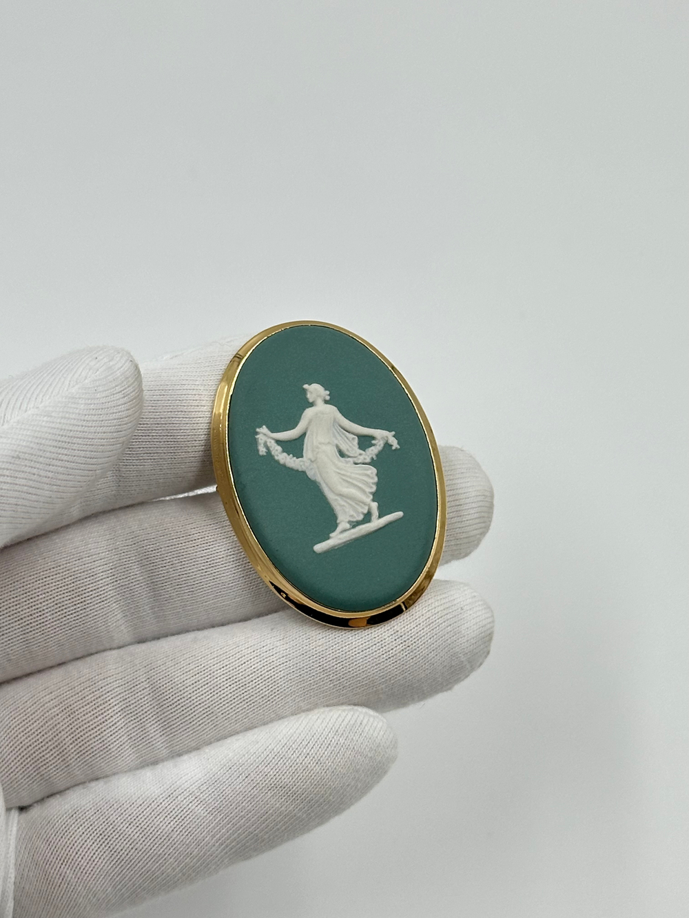 Брошь Wedgwood зелёная