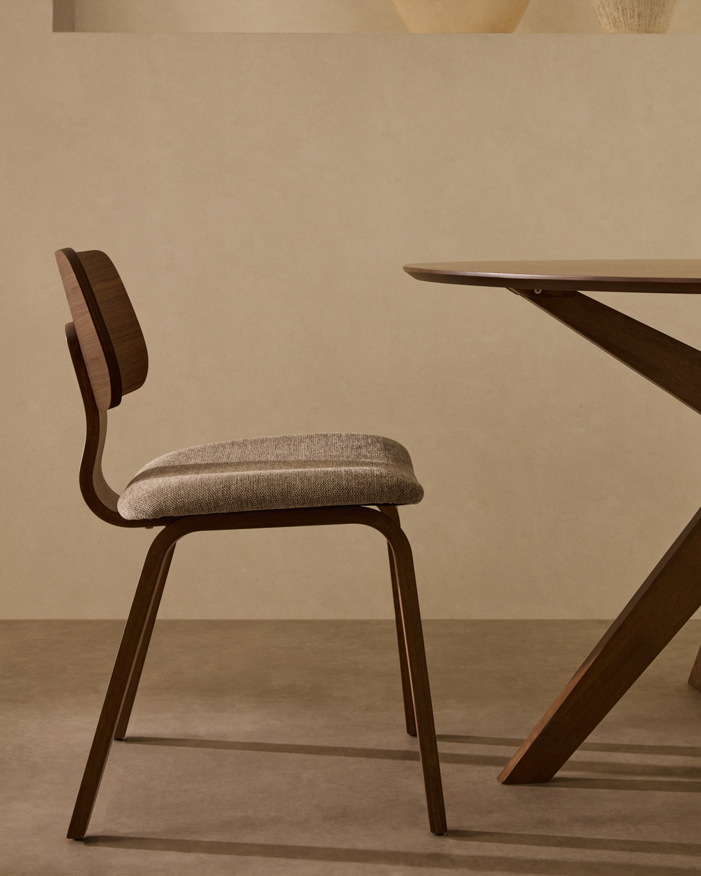 Стул Gena из бежевого шенилла с каркасом из шпона ореха и каучукового дерева