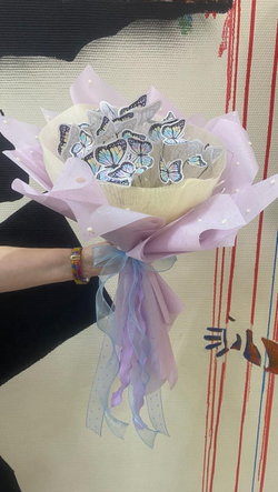 Букет с бабочками и подсветкой